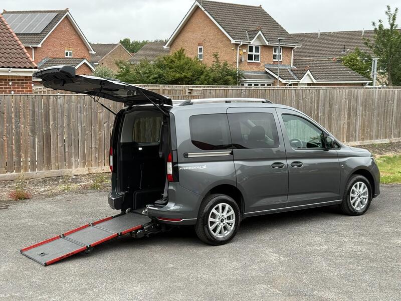 FORD TOURNEO CONNECT 2.0 Tourneo Connect Titanium Tourneo L1 2.0L EcoBlue 122PS FWD 6 Speed Manual